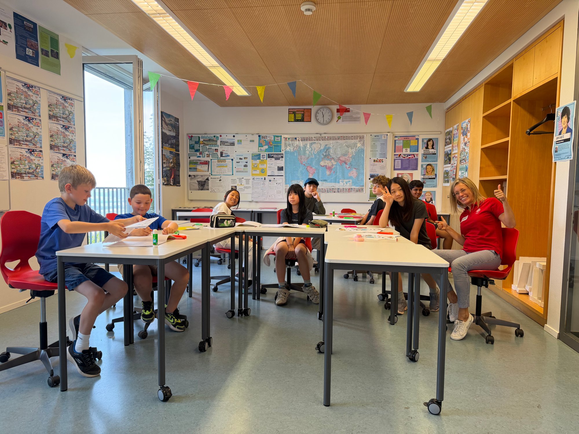 einige Kinder in einer Klasse.