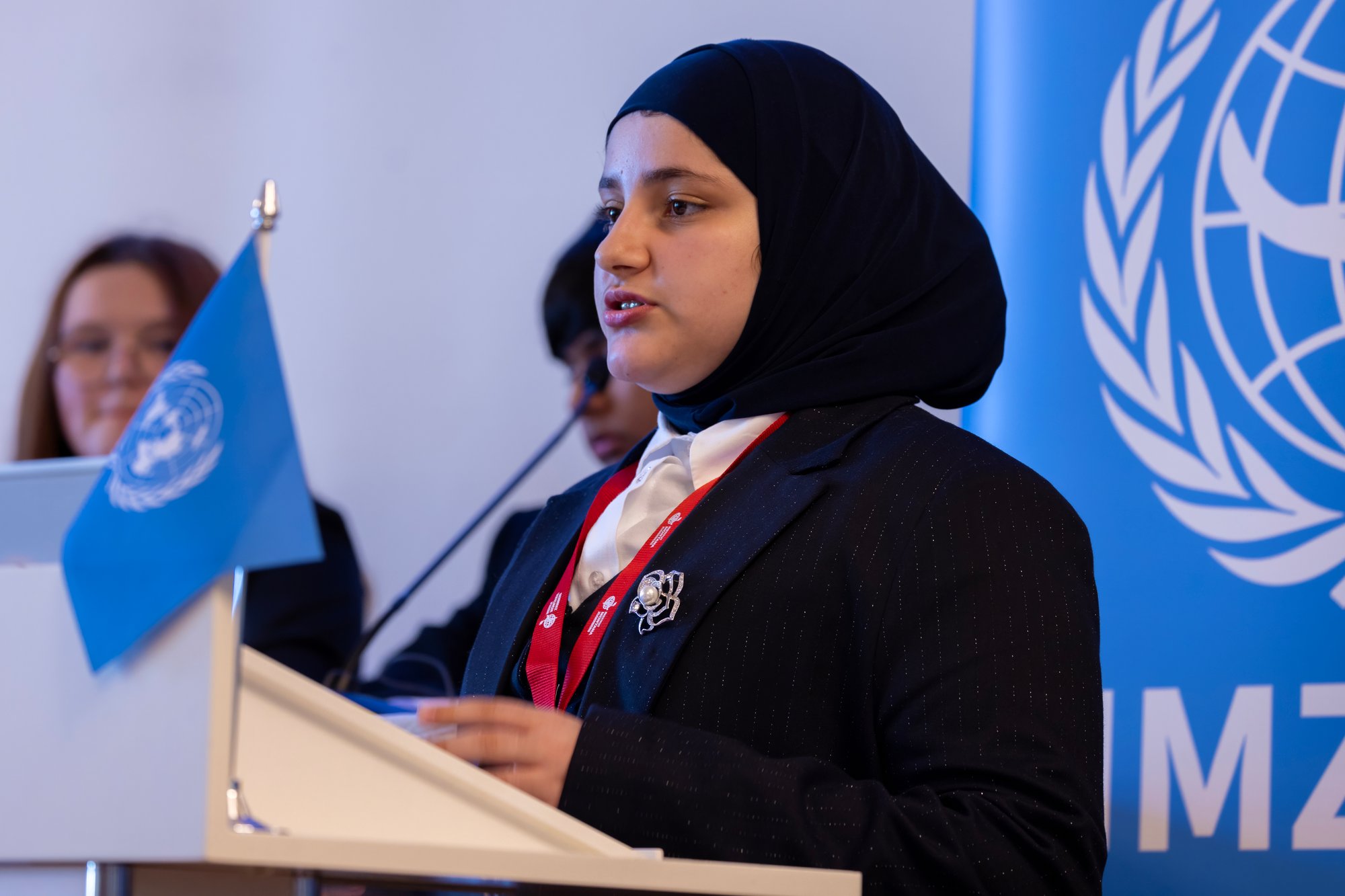 Eine Studentin mit Kopftuch hält eine Rede auf der Konferenz „Institut Montana Model United Nations“.