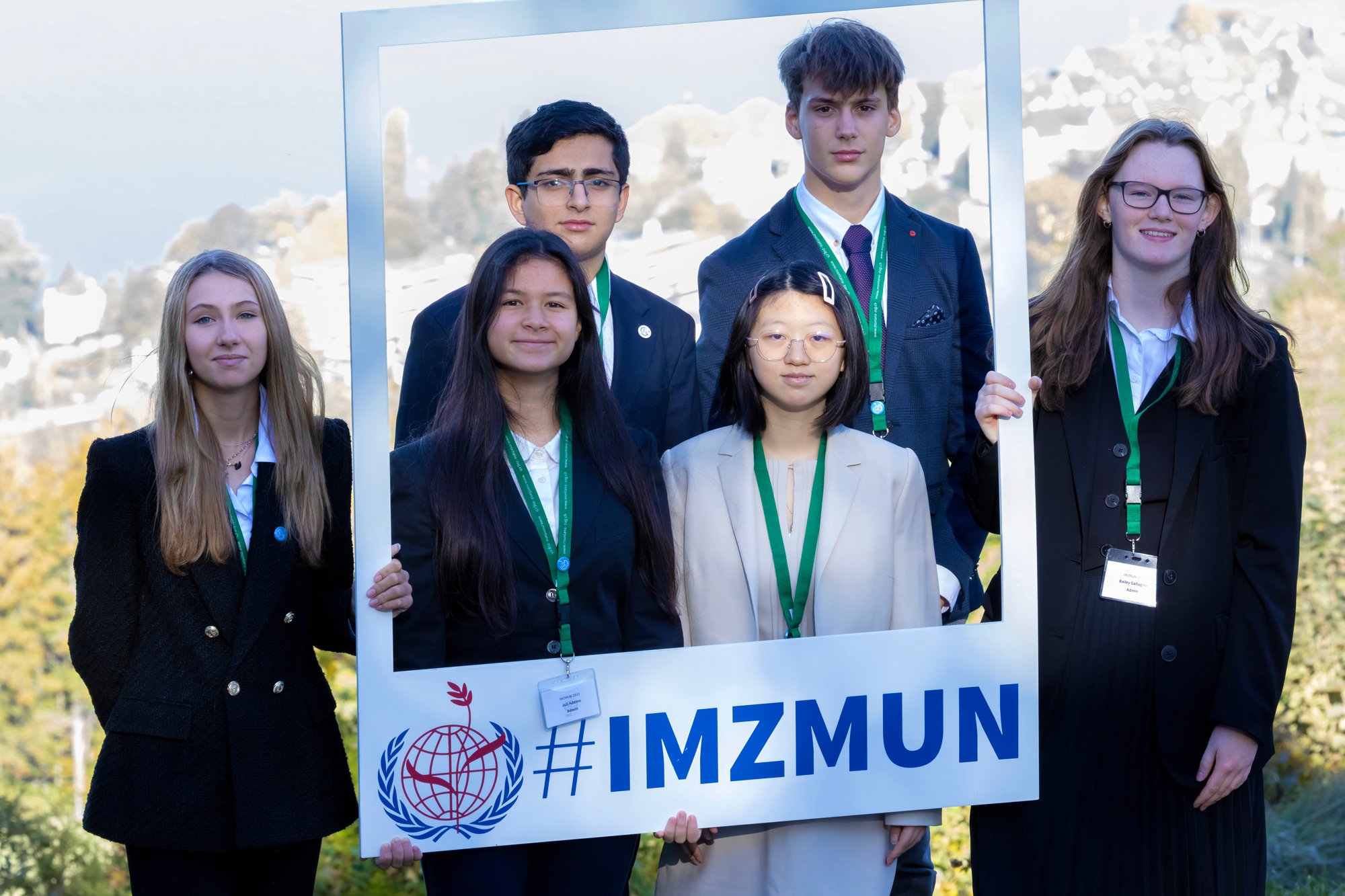 Eine Gruppe von Studenten mit IMZ MUN-Schild.