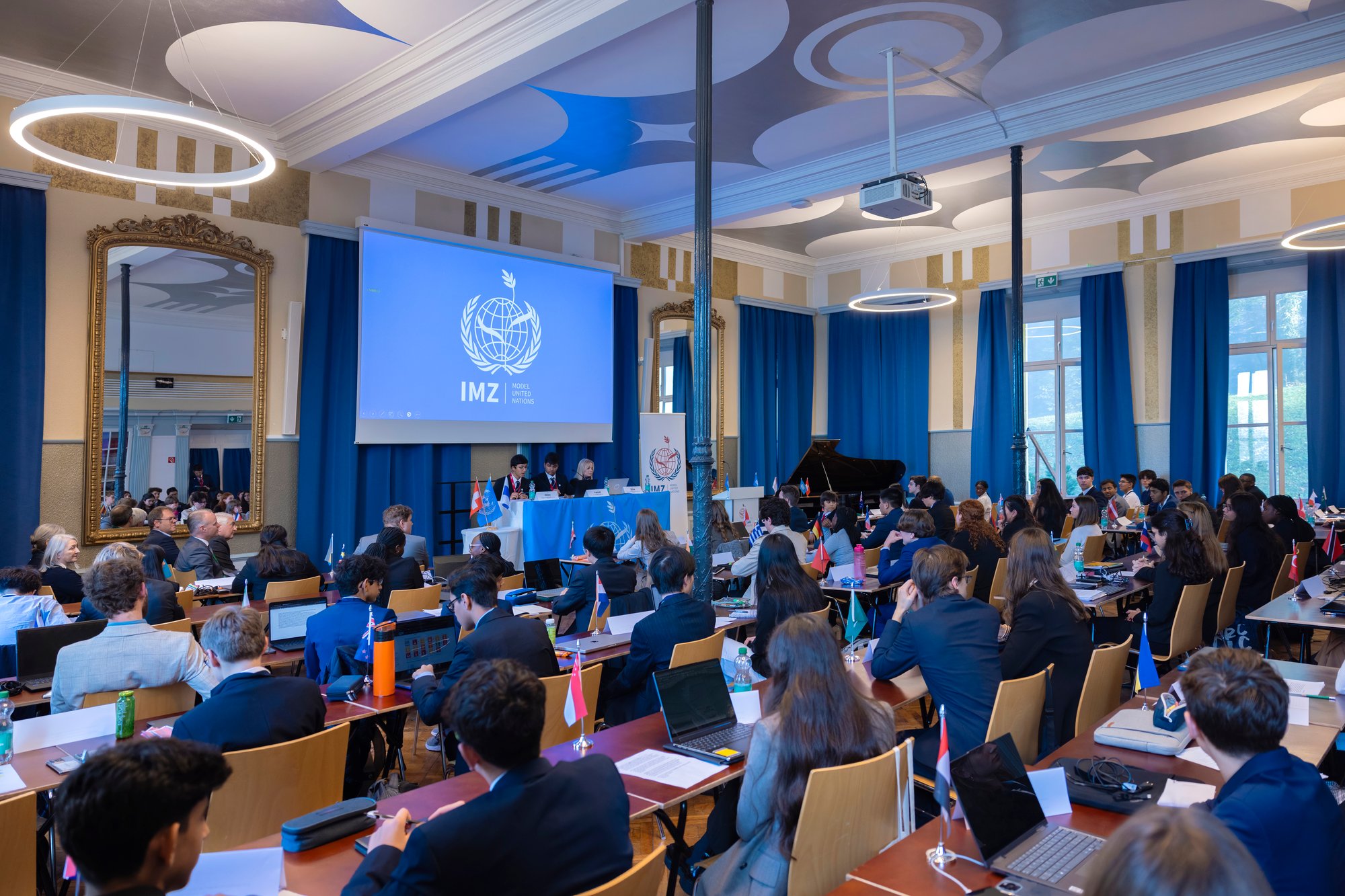Die Atmosphäre der Model United Nations-Konferenz von hinten.
