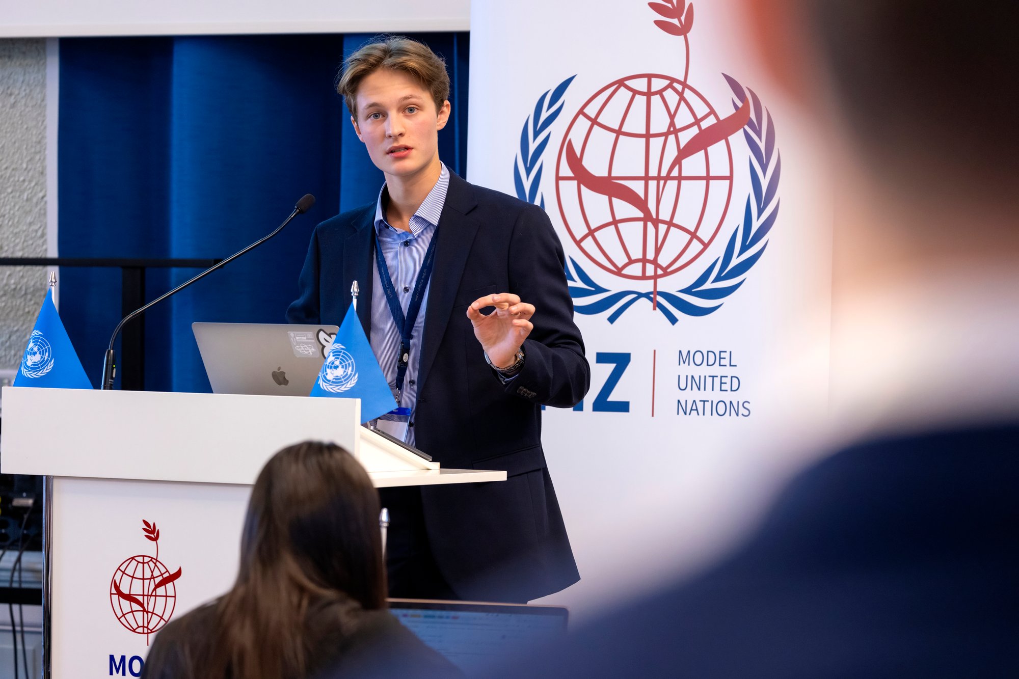 Ein männlicher Student spricht auf einer Model United Nations-Konferenz.