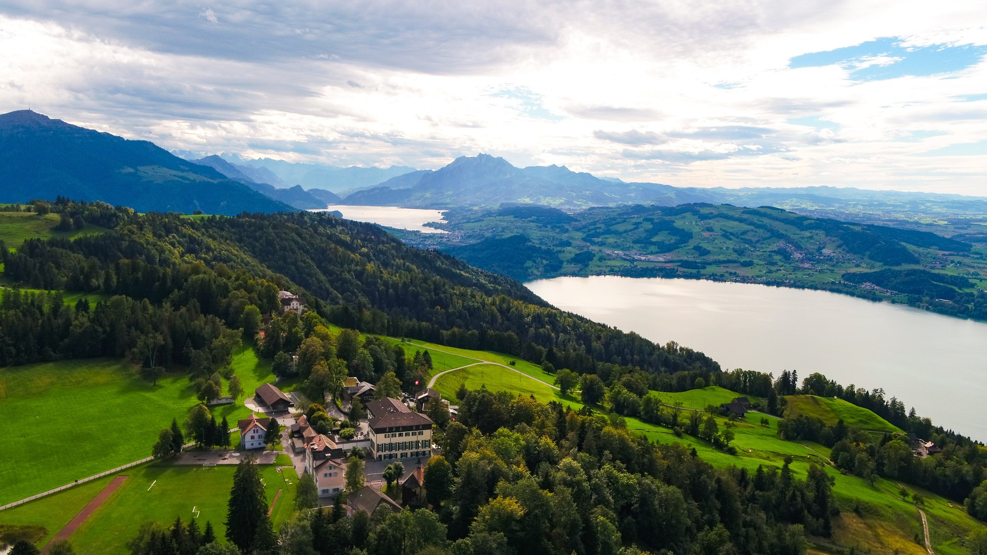 Drohnenaufnahme vom Institut Montana, wo man auch den Zugersee sehen kann