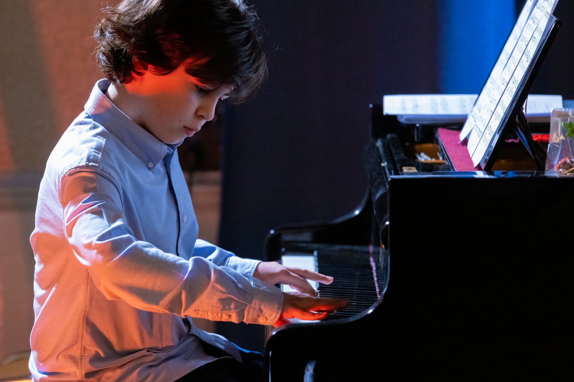 Ein junger Student spielt Klavier solo.