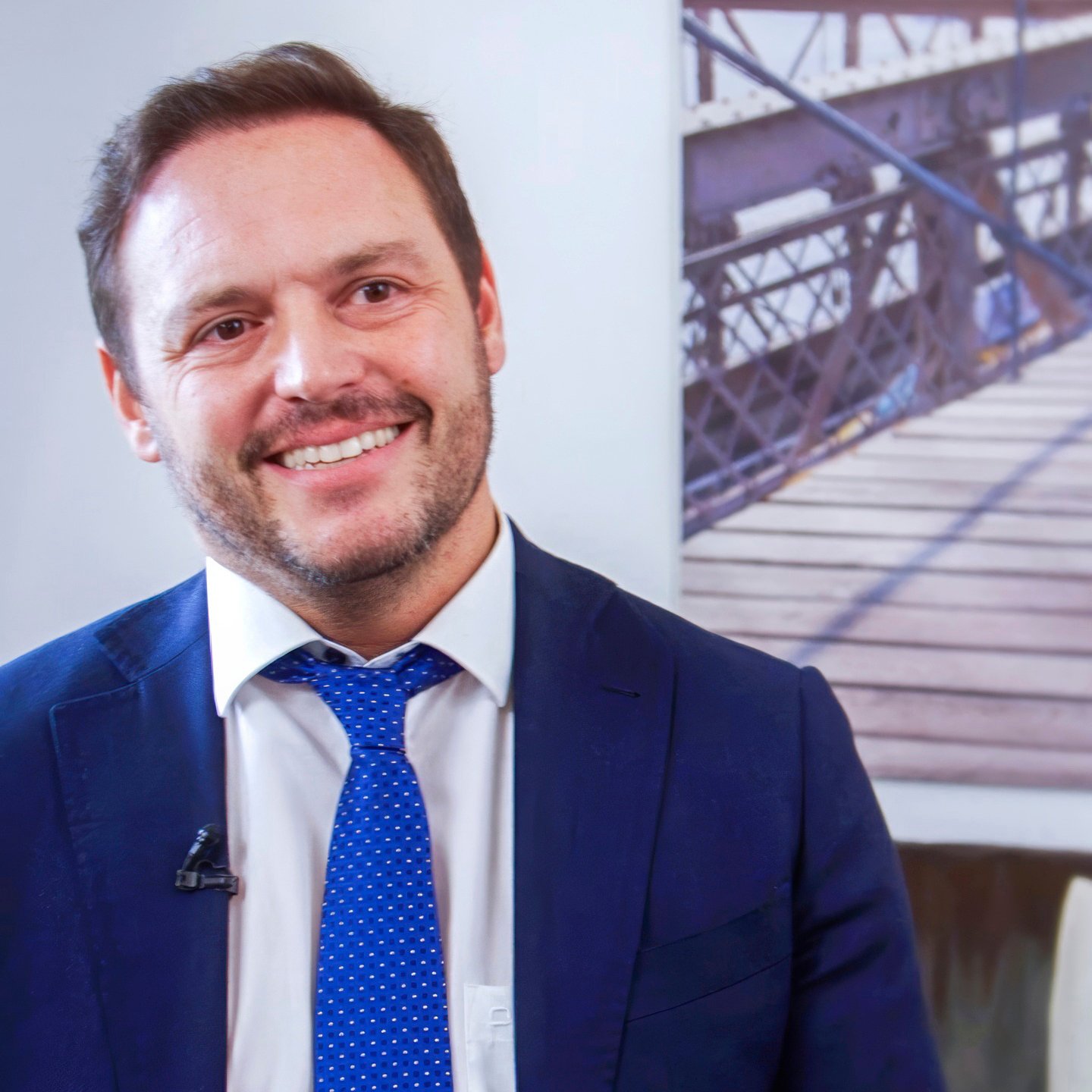 Ein Mann in blauem Anzug und blauer Krawatte.