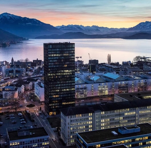 Ein Blick auf die Stadt Zug und den Zugersee am Abend.