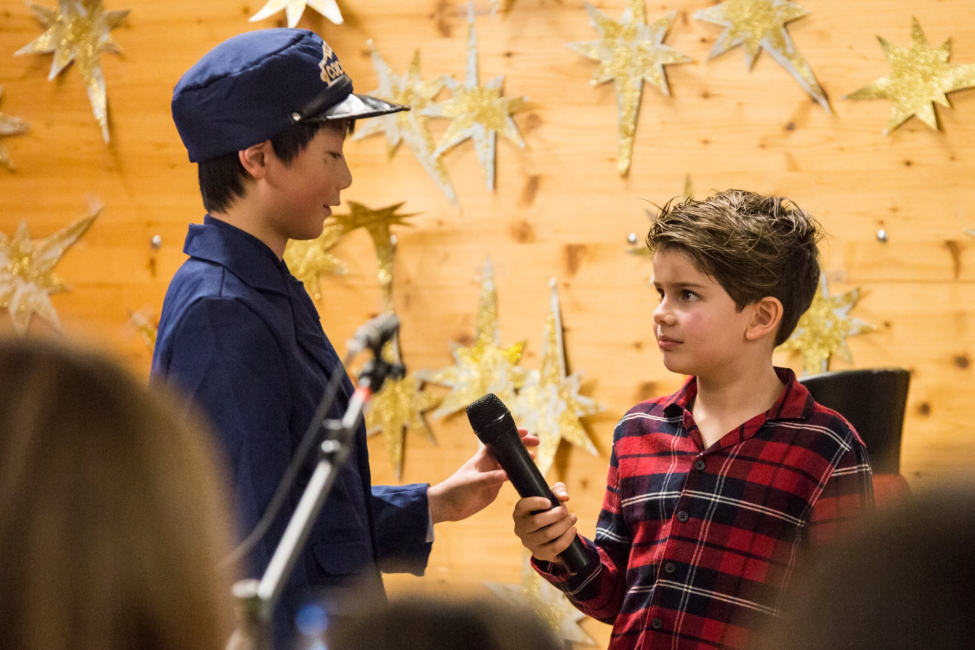 Zwei Jungen in Kostümen führen in einem Raum ein Theaterstück auf.