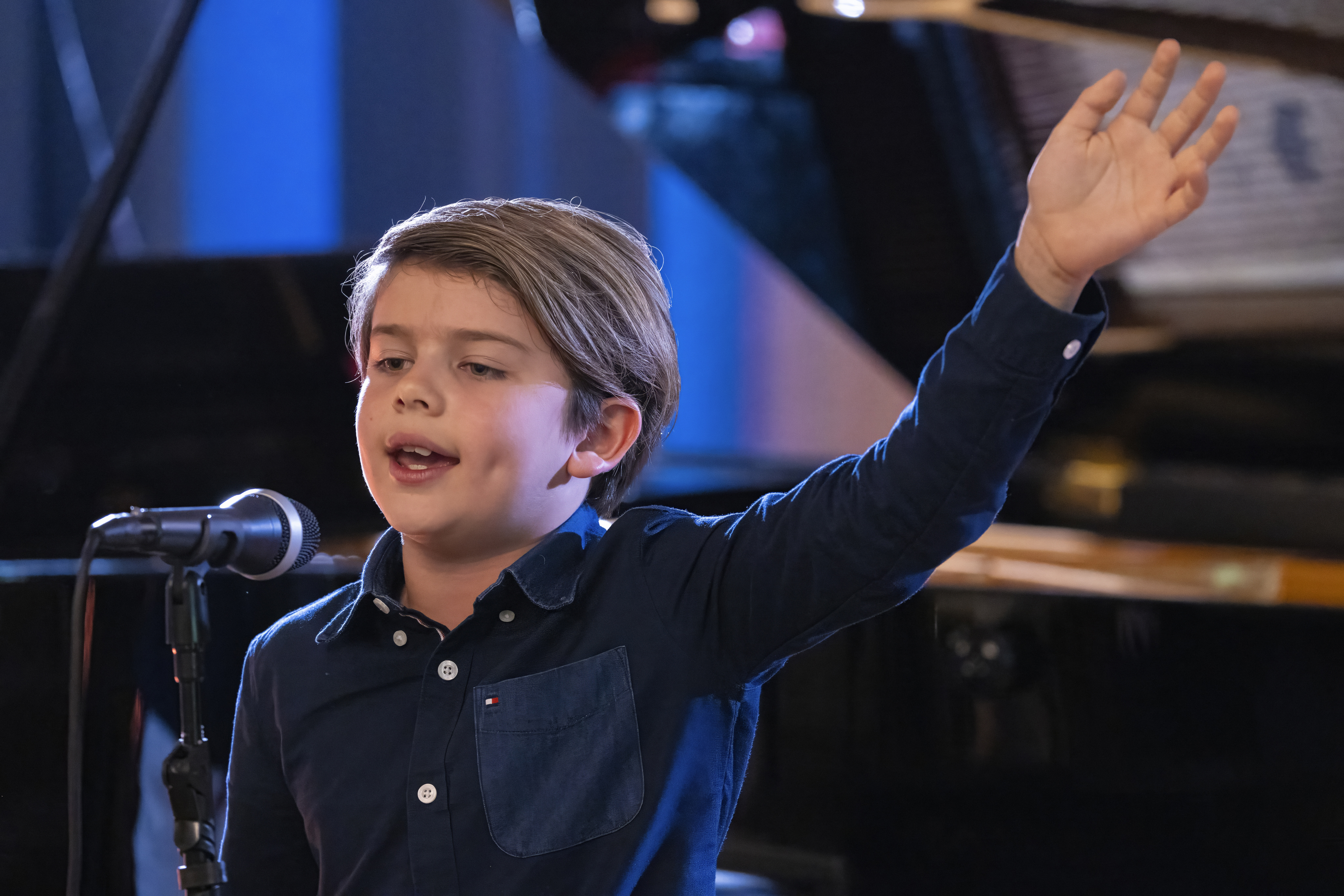 Young rockstar Thomas singing